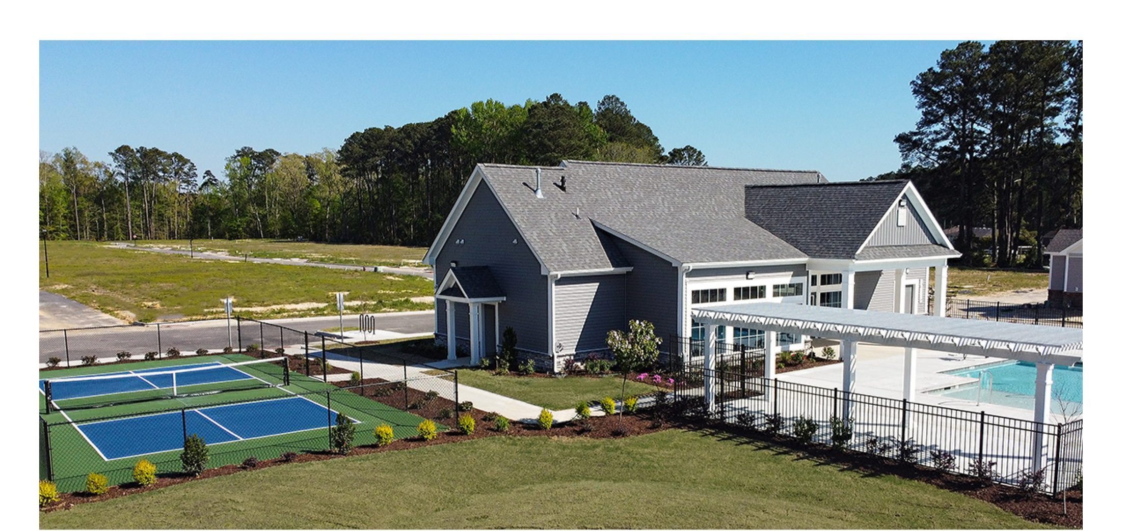 Image of the clubhouse, pickleball court and part of the pool at the Vineyards at Hallstead Reserve